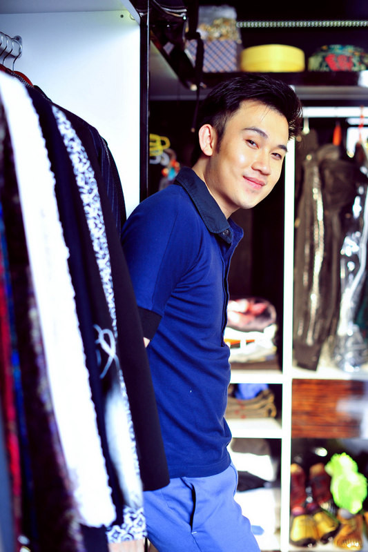 Chàng ca sĩ mắt hí cũng dành một phòng riêng để chứa trang phục diễn, giày dép. Là người của công chúng, nên Dương Triệu Vũ tâm niệm phải thật chỉn chu mỗi khi xuất hiện nơi đông người. Chàng ca sĩ mắt hí cũng dành một phòng riêng để chứa trang phục diễn, giày dép. Là người của công chúng, nên Dương Triệu Vũ tâm niệm phải thật chỉn chu mỗi khi xuất hiện nơi đông người.