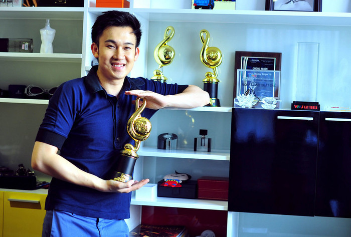 Trong phòng riêng của chàng "siêu nhân" được trưng bày khá nhiều giải thưởng, phần nào khẳng định tên tuổi của anh sau khi quyết định về Việt Nam để lập nghiệp. Trong phòng riêng của chàng "siêu nhân" được trưng bày khá nhiều giải thưởng, phần nào khẳng định tên tuổi của anh sau khi quyết định về Việt Nam để lập nghiệp.