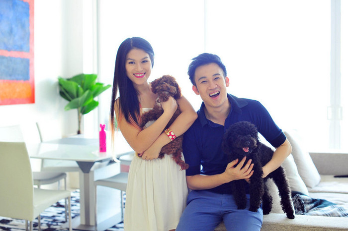 Màu sắc chủ đạo của căn hộ mới là trắng, cùng nhiều cửa kính quanh nhà giúp lấy ánh sáng mặt trời, tạo không gian thoáng đãng cho căn nhà. Màu sắc chủ đạo của căn hộ mới là trắng, cùng nhiều cửa kính quanh nhà giúp lấy ánh sáng mặt trời, tạo không gian thoáng đãng cho căn nhà.