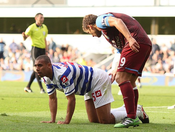 Cầu thủ này định kiểm tra gì đây? Cầu thủ này định kiểm tra gì đây?