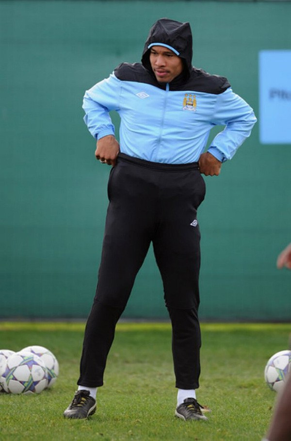 Đôi khi De Jong cũng yêu đời, ngộ nghĩnh đấy chứ. Đôi khi De Jong cũng yêu đời, ngộ nghĩnh đấy chứ.