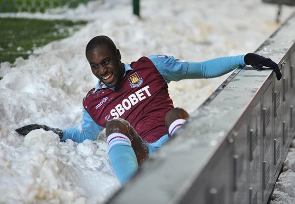 Cầu thủ này dường như còn thích nghịch tuyết hơn cả chơi bóng vậy. Cầu thủ này dường như còn thích nghịch tuyết hơn cả chơi bóng vậy.