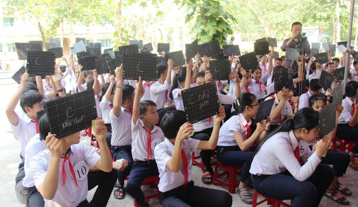 Học sinh hào hứng giơ bảng trả lời đáp án. Học sinh hào hứng giơ bảng trả lời đáp án.