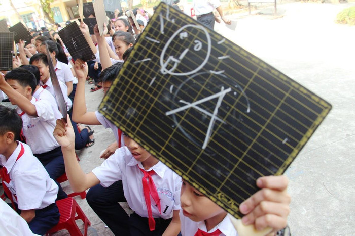 Ngoài đáp án, bạn học sinh này còn vẽ thêm hình minh họa bên cạnh. Ngoài đáp án, bạn học sinh này còn vẽ thêm hình minh họa bên cạnh.