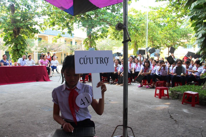 Thí sinh cuối cùng còn lên trên sàn đấu đã giơ bảng cứu trợ. Thí sinh cuối cùng còn lên trên sàn đấu đã giơ bảng cứu trợ.