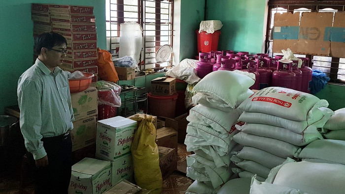 Thầy Nguyễn Thanh Triều – Hiệu trưởng Trường Dân tộc Nội trú Trung học cơ sở Tây Giang sắp xếp lại "kho lương", dự trữ cho mùa mưa bão cận kề. Ảnh: AP