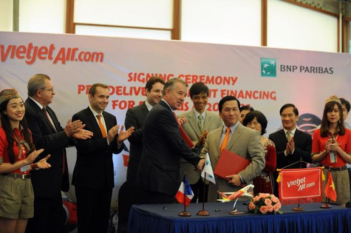 Đại diện Vietjet và Ngân hàng BNP Paribas ký thỏa thuận hợp tác Đại diện Vietjet và Ngân hàng BNP Paribas ký thỏa thuận hợp tác