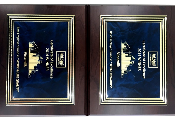 Vinamilk đứng đầu ở hai nhóm Thương hiệu nhà tuyển dụng hấp dẫn nhất là: nhóm tiêu chí Lương, Thưởng, Phúc lợi và nhóm tiêu chí Chất lượng công việc và Cuộc sống. Vinamilk đứng đầu ở hai nhóm Thương hiệu nhà tuyển dụng hấp dẫn nhất là: nhóm tiêu chí Lương, Thưởng, Phúc lợi và nhóm tiêu chí Chất lượng công việc và Cuộc sống.