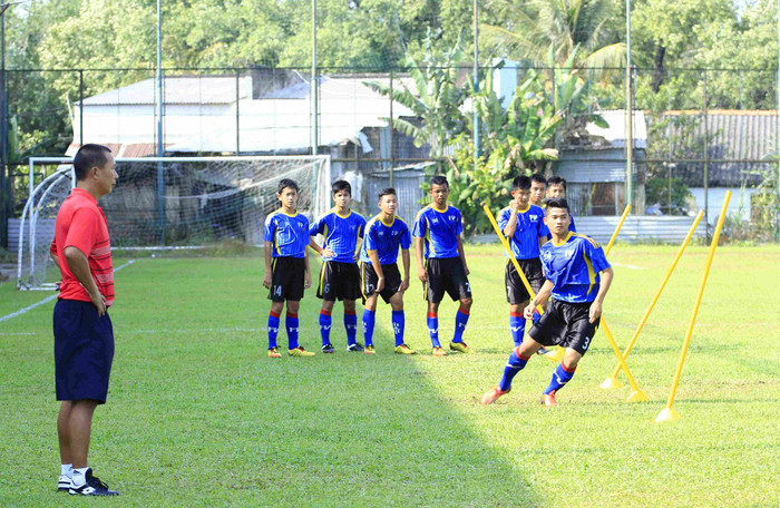 Học viên thể hiện kỹ năng chạy lắt léo luyện tập kỹ năng rê bóng qua đối phương