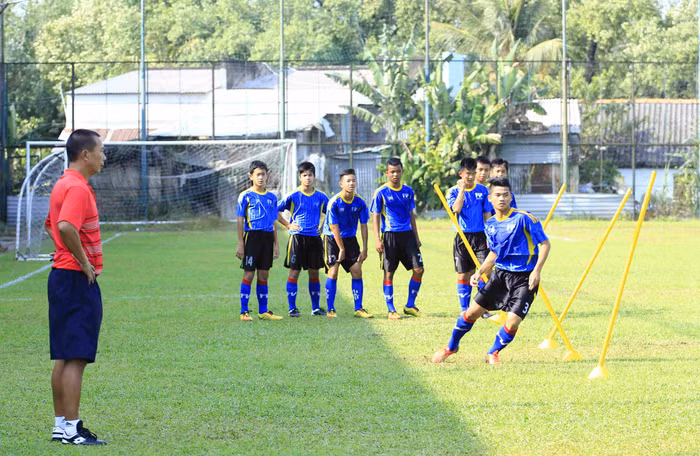 Học viên thể hiện kỹ năng chạy lắt léo luyện tập kỹ năng rê bóng qua đối phương Học viên thể hiện kỹ năng chạy lắt léo luyện tập kỹ năng rê bóng qua đối phương