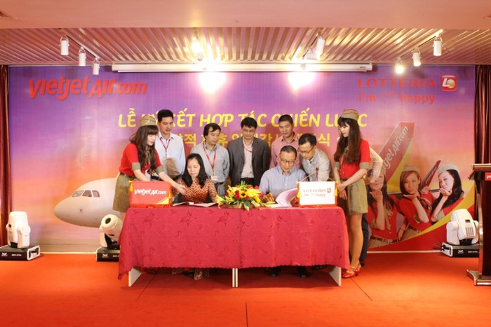 Bà Nguyễn Thị Thúy Bình, Phó Tổng Giám đốc Vietjet và ông Kang Hyung Hee - TGĐ Lotteria Việt Nam tại buổi lễ ký kết