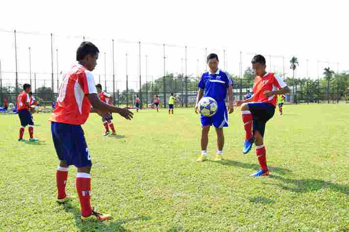 Kỹ năng đỡ bón. hãm bóng bằng mu chính diện