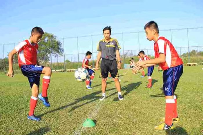 Khi được tuyển chọn trở thành học viên các em sẽ được đào tạo bài bản kỹ năng chơi bóng chuyên nghiệp theo mô hình đào tạo chuẩn của các câu lạc bộ, cac học viện bóng đá trên thế giới Khi được tuyển chọn trở thành học viên các em sẽ được đào tạo bài bản kỹ năng chơi bóng chuyên nghiệp theo mô hình đào tạo chuẩn của các câu lạc bộ, cac học viện bóng đá trên thế giới