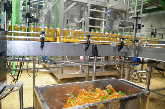 Hệ thống dây chuyền sản xuất của Tân Hiệp Phát sẽ phát hiện chai nước bị lỗi, có dị vật và tự động loại ra khỏi dây chuyền xuống khay, sản phẩm lỗi sẽ bị tiêu hủy.
