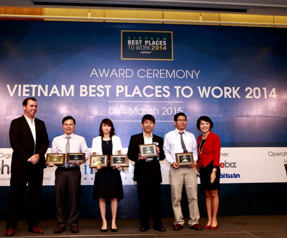 Ông Lê Mỹ Hà, Trưởng ban Đào tạo, Phòng Nhân sự (thứ 2 từ bên trái sang), đại diện Vinamilk nhận chứng nhận thương hiệu nhà tuyển dụng hấp dẫn nhất ở 2 hạng mục Lương, Thưởng, Phúc lợi và Chất lượng công việc, Cuộc sống Ông Lê Mỹ Hà, Trưởng ban Đào tạo, Phòng Nhân sự (thứ 2 từ bên trái sang), đại diện Vinamilk nhận chứng nhận thương hiệu nhà tuyển dụng hấp dẫn nhất ở 2 hạng mục Lương, Thưởng, Phúc lợi và Chất lượng công việc, Cuộc sống