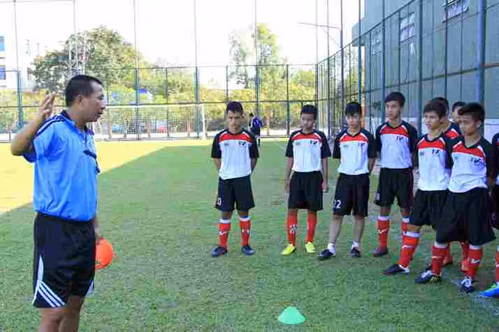 Các học viên được các huấn luyện viên, chuyên gia bóng đá đào tạo kỹ năng chơi bóng bài bản, chuyên nghiệp Các học viên được các huấn luyện viên, chuyên gia bóng đá đào tạo kỹ năng chơi bóng bài bản, chuyên nghiệp