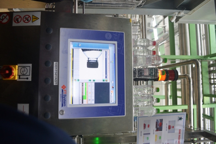 Hệ thống camera tự động để xác định chai nước có dị vật có bị lỗi hay không.