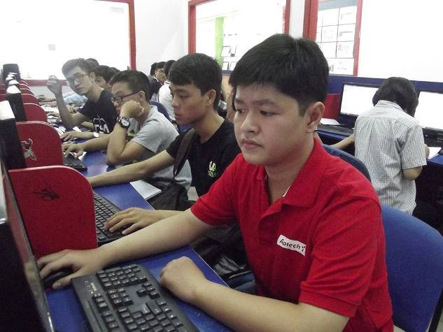 Đặng Nguyễn Thế Hưng (áo đỏ ngoài cùng bên phải) trong 1 giờ học tại Aprotrain - Aptech