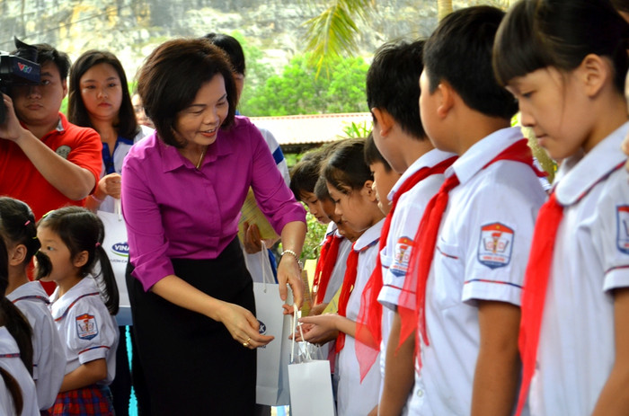 Bà Bùi Thị Hương - Giám đốc điều hành Vinamilk trao sữa cho học sinh nghèo tỉnh Ninh Bình. Bà Bùi Thị Hương - Giám đốc điều hành Vinamilk trao sữa cho học sinh nghèo tỉnh Ninh Bình.