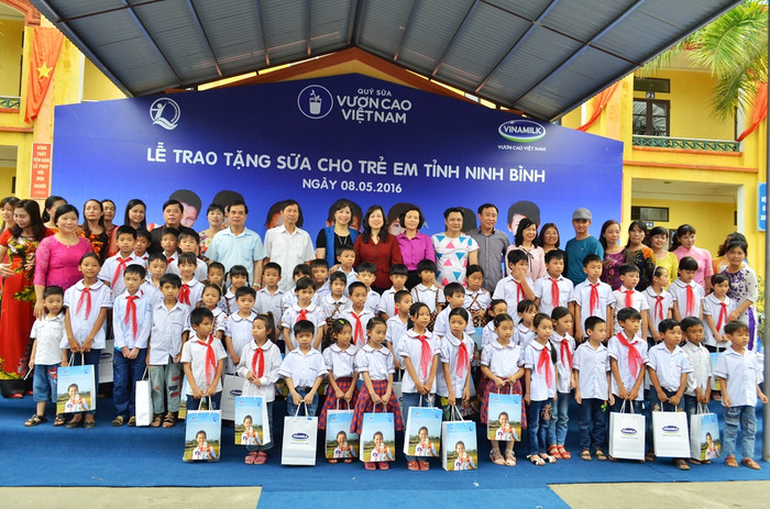 Vinamilk trao tặng 80.000 ly sữa tương đương 500 triệu đồng cho học sinh nghèo tỉnh Ninh Bình - ảnh Hoàng Lực. Vinamilk trao tặng 80.000 ly sữa tương đương 500 triệu đồng cho học sinh nghèo tỉnh Ninh Bình - ảnh Hoàng Lực.