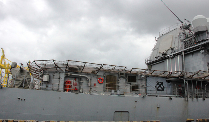 Trên tàu có sàn đáp trực thăng và có thể mang theo hai máy bay loại SH-60 Sea Hawk.