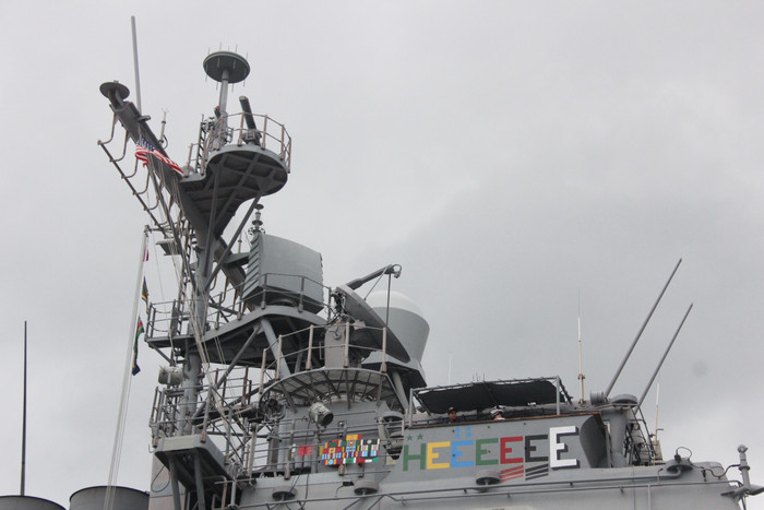 Tàu được trang bị hệ thống ra đa khá đồ sộ ở phần thượng tầng.