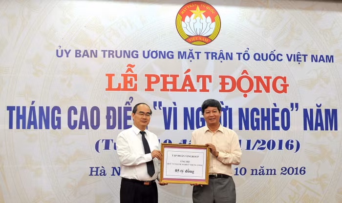 Trong khuôn khổ Chương trình hưởng ứng Ngày vì người nghèo Việt Nam, ông Lê Khắc Hiệp - Phó Chủ tịch TĐ Vingroup đã trao tặng 5 tỷ đồng ủng hộ người nghèo có hoàn cảnh đặc biệt khó khăn cho Chủ tịch Ủy ban Trung ương Mặt trận Tổ quốc Việt Nam ông Nguyễn Thiện Nhân.