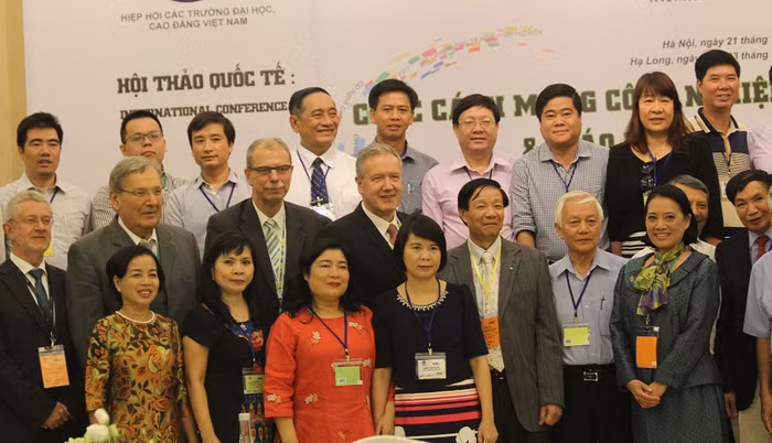 Các đại biểu tham dự hội thảo chụp ảnh lưu niệm tại Nhà khách Chính phủ, Hà Nội