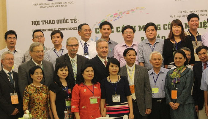 Các đại biểu tham dự hội thảo chụp ảnh lưu niệm tại Nhà khách Chính phủ, Hà Nội Các đại biểu tham dự hội thảo chụp ảnh lưu niệm tại Nhà khách Chính phủ, Hà Nội