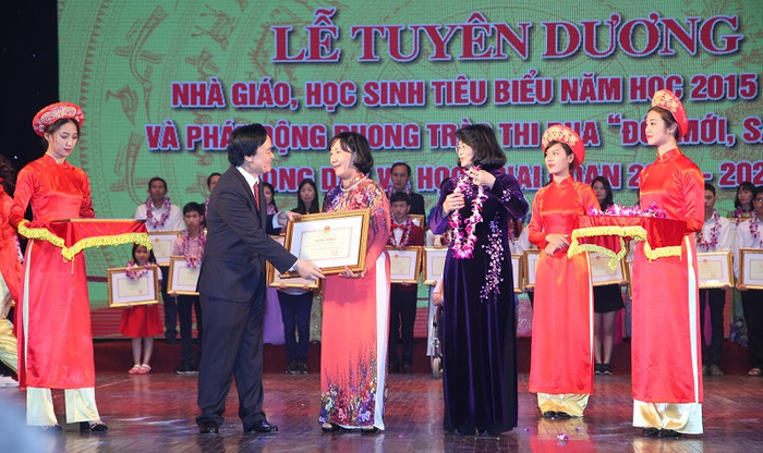 Phó Chủ tịch nước Đặng Thị Ngọc Thịnh và Bộ trưởng Bộ GD&ĐT Phùng Xuân Nhạ vinh danh giáo viên tiêu biểu Phó Chủ tịch nước Đặng Thị Ngọc Thịnh và Bộ trưởng Bộ GD&ĐT Phùng Xuân Nhạ vinh danh giáo viên tiêu biểu