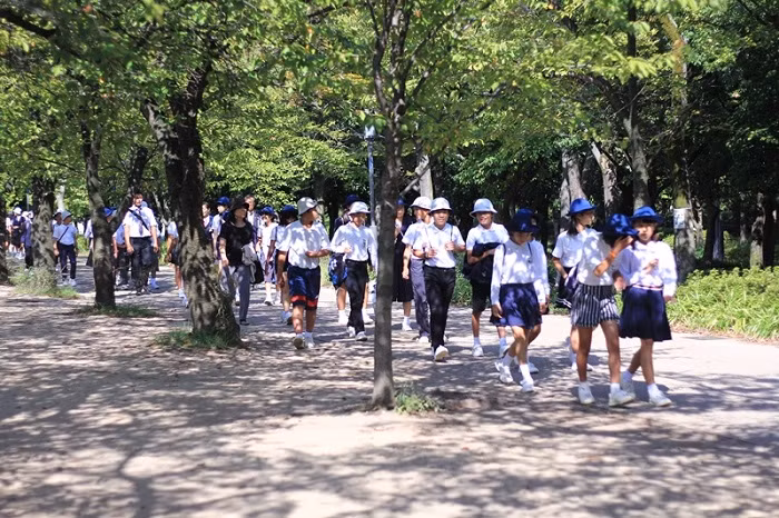 Học sinh thường mặc đồng phục, đầu đội mũ “Totto-chan” đủ màu của mỗi trường khi đi ngoại khóa. Đây cũng là cách giúp thầy cô dễ kiểm soát và bạn bè cùng trường dễ nhận biết nhau trong đám đông. Cứ hai người một hàng đi với nhau vô cùng trật tự.