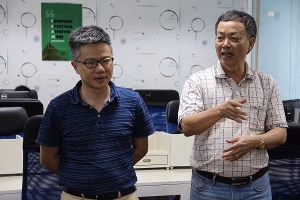 TS. Lê Thống Nhất (áo kẻ trắng) giới thiệu với GS. Ngô Bảo Châu về sản phẩm BigSchool (Ảnh: Nhân vật cung cấp) TS. Lê Thống Nhất (áo kẻ trắng) giới thiệu với GS. Ngô Bảo Châu về sản phẩm BigSchool (Ảnh: Nhân vật cung cấp)