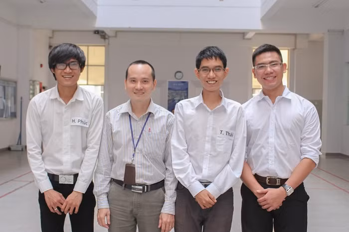 Nhóm đồ án và giảng viên hướng dẫn (Ảnh: Vân Anh)