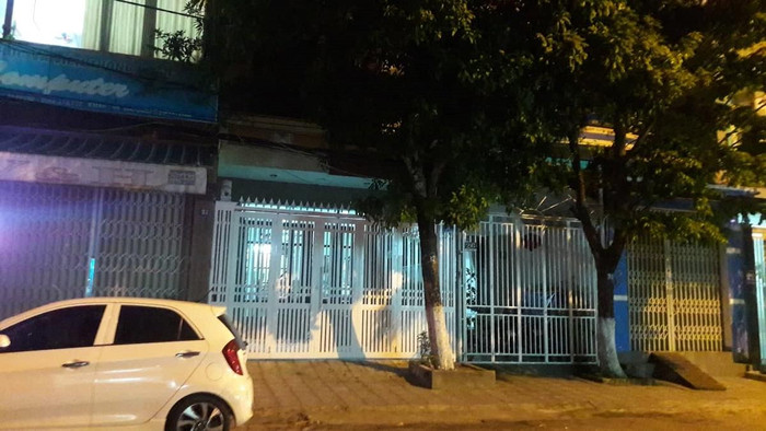 Ngôi nhà ông Linh đã được sơn trắng cổng và tháo biển nhà cất đi. Ảnh: AN Ngôi nhà ông Linh đã được sơn trắng cổng và tháo biển nhà cất đi. Ảnh: AN