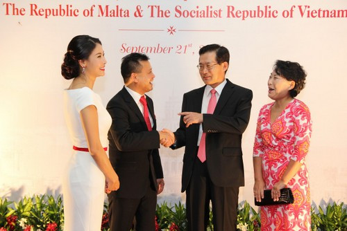 Hà Kiều Anh cùng chồng giao lưu cùng các vị quan khách có mặt tại sự kiện.