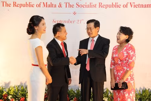 Hà Kiều Anh cùng chồng giao lưu cùng các vị quan khách có mặt tại sự kiện.