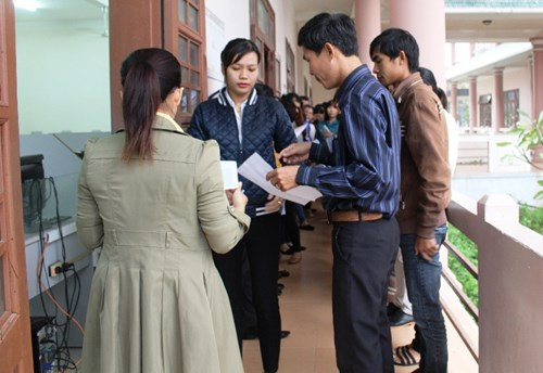 Các thí sinh tham dự một kỳ thi tuyển dụng công chức ở Quảng Nam. Ảnh: giaoduc.net Các thí sinh tham dự một kỳ thi tuyển dụng công chức ở Quảng Nam. Ảnh: giaoduc.net
