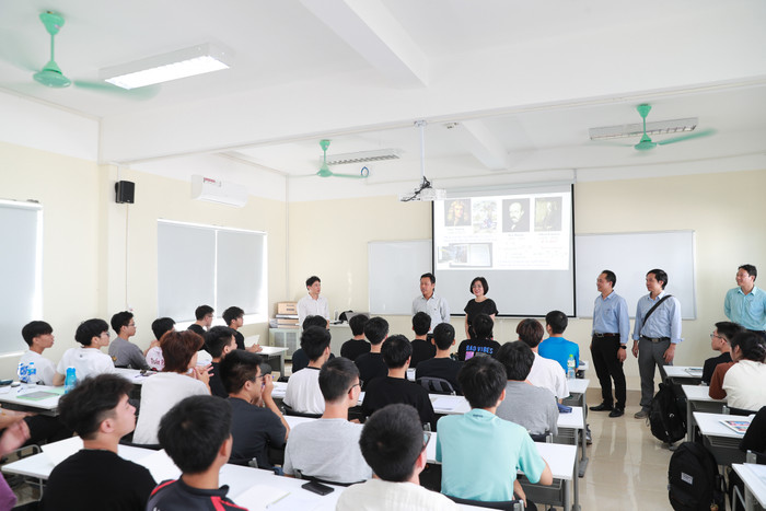 Giám đốc Đại học Quốc gia Hà Nội - Lê Quân tham quan phòng học của sinh viên tại Hòa Lạc Giám đốc Đại học Quốc gia Hà Nội - Lê Quân tham quan phòng học của sinh viên tại Hòa Lạc