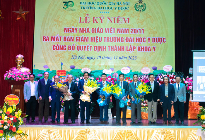 Ngày 20/11, Trường Đại học Y dược - Đại học Quốc gia Hà Nội ra mắt Ban giám hiệu nhà trường Ngày 20/11, Trường Đại học Y dược - Đại học Quốc gia Hà Nội ra mắt Ban giám hiệu nhà trường