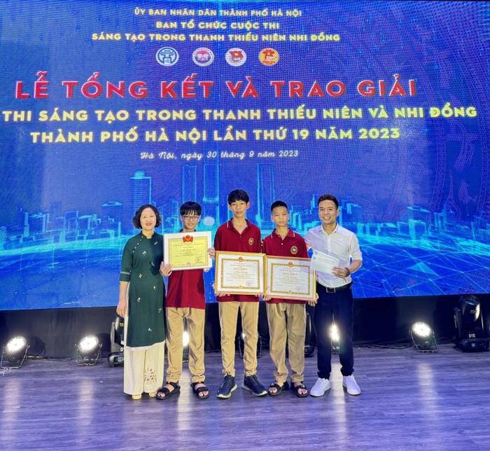 3 Vicsers Trần Viết Hiếu, Mạc Nguyên Khôi và Hoàng Đức Huy của lớp 8V1 Trường TH &amp; THCS Victoria Thăng Long đã xuất sắc giành 2 giải thưởng: Giải Nhì và Giải Khuyến khích trong cuộc thi danh giá “Sáng tạo trong thanh thiếu niên và nhi đồng toàn quốc” thành phố Hà Nội lần thứ 19 năm 2023.