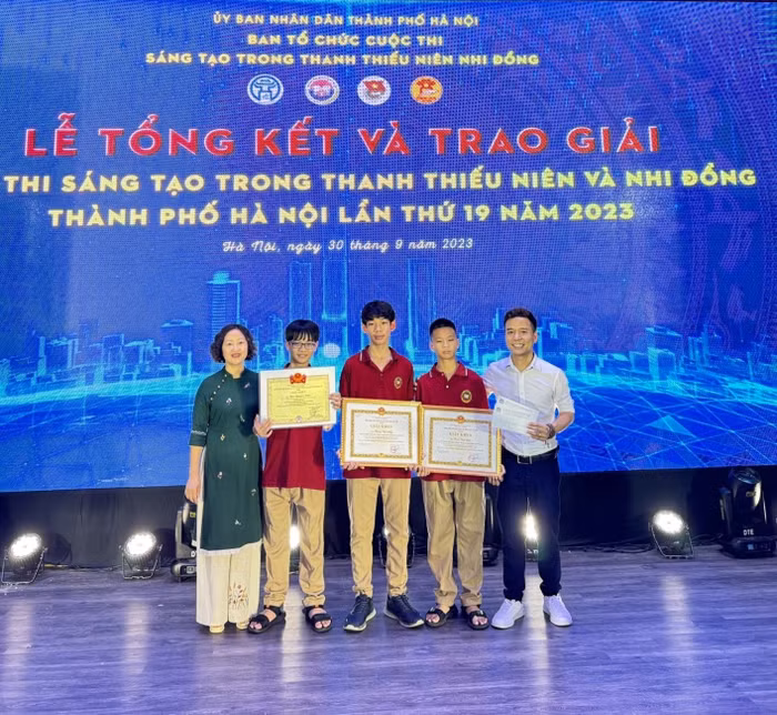 3 Vicsers Trần Viết Hiếu, Mạc Nguyên Khôi và Hoàng Đức Huy của lớp 8V1 Trường TH &amp; THCS Victoria Thăng Long đã xuất sắc giành 2 giải thưởng: Giải Nhì và Giải Khuyến khích trong cuộc thi danh giá “Sáng tạo trong thanh thiếu niên và nhi đồng toàn quốc” thành phố Hà Nội lần thứ 19 năm 2023.