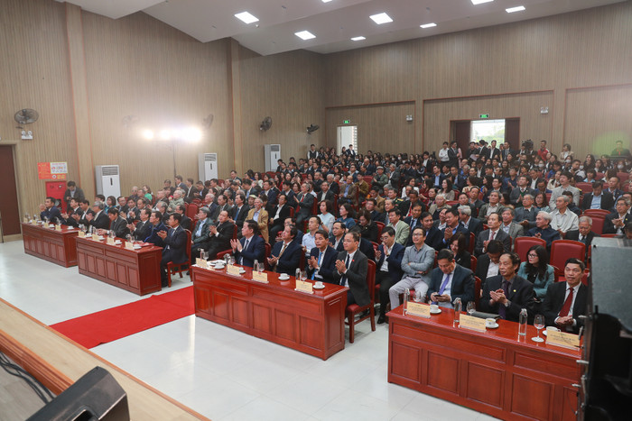 Nhân Kỷ niệm Ngày Nhà giáo Việt Nam 20/11, ngày 15/11, đồng chí Nguyễn Trọng Nghĩa - Bí thư Trung ương Đảng, Trưởng Ban Tuyên giáo Trung ương đã đến thăm và chúc mừng cán bộ, giảng viên, nhà khoa học Đại học Quốc gia Hà Nội. Nhân Kỷ niệm Ngày Nhà giáo Việt Nam 20/11, ngày 15/11, đồng chí Nguyễn Trọng Nghĩa - Bí thư Trung ương Đảng, Trưởng Ban Tuyên giáo Trung ương đã đến thăm và chúc mừng cán bộ, giảng viên, nhà khoa học Đại học Quốc gia Hà Nội.