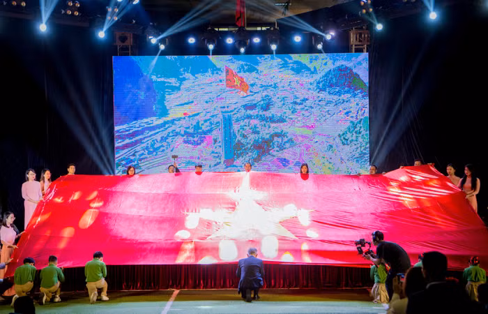 Tối 15/11, trường Marie Curie (Hà Nội) long trọng tổ chức lễ trưng cờ Tổ quốc. Đây là món quà thắm thiết tình nghĩa của đồng bào huyện Mèo Vạc tặng nhà trường.