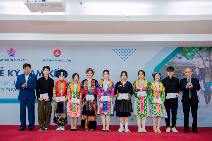 9 sinh viên đầu tiên nhận học bổng Dự án đào tạo giáo viên tiếng Anh cho huyện Mèo Vạc
