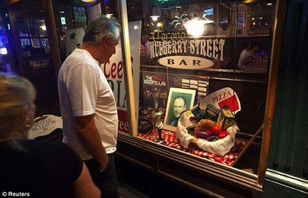 Fan dừng lại bên đường tưởng niệm James Gandolfini