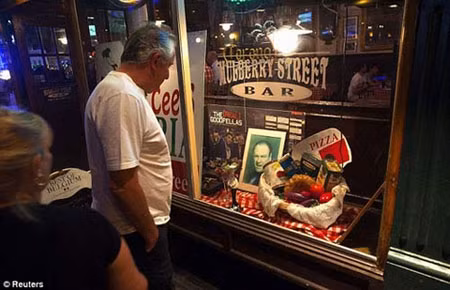 Fan dừng lại bên đường tưởng niệm James Gandolfini