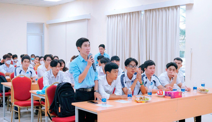 Sinh viên Trường Đại học Bạc Liêu tham gia trải nghiệm thực tế tại Công ty Việt - Úc Hòa Bình (Nguồn: Fanpage nhà trường).