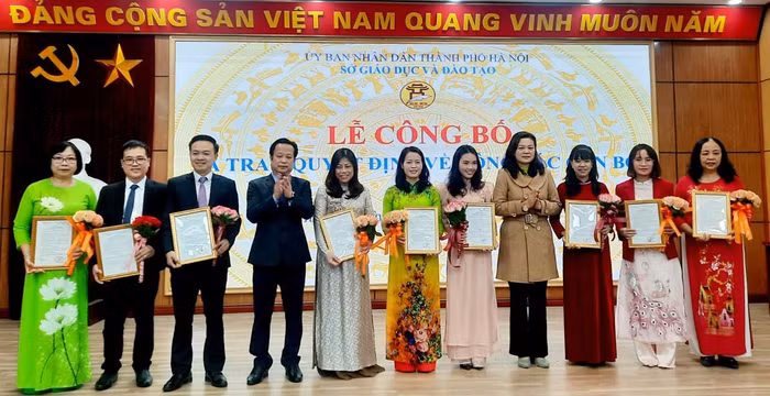 Trao quyết định cho các đồng chí cán bộ quản lý trường ngoài công lập. Nguồn: Sở Giáo dục và Đào tạo Hà Nội