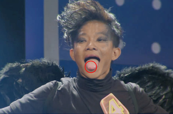 Tuy nhiên phần trình diễn đầy mạo hiểm này đã khiến Minh Công bị đứt lưỡi dẫn đến chảy máu. Tuy nhiên phần trình diễn đầy mạo hiểm này đã khiến Minh Công bị đứt lưỡi dẫn đến chảy máu.