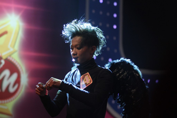 Nghệ sĩ xiếc Minh Công đã mang đến phần trình diễn rùng rợn khi nuốt lưỡi lam. Nghệ sĩ xiếc Minh Công đã mang đến phần trình diễn rùng rợn khi nuốt lưỡi lam.